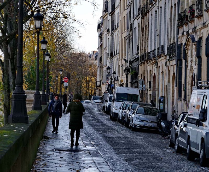 Quai de Bourbon; le Saint Louis. 