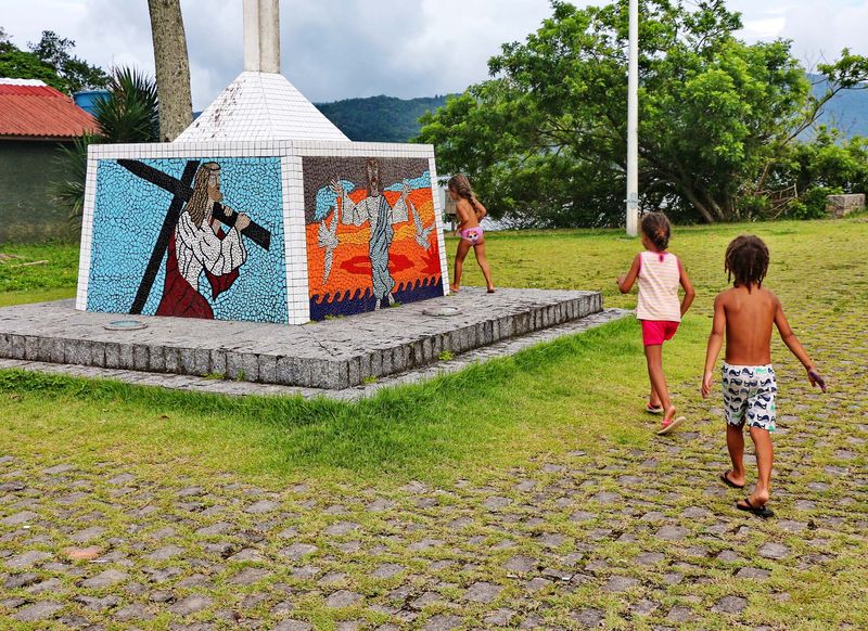 Children at Ponta do Sambaqui. 