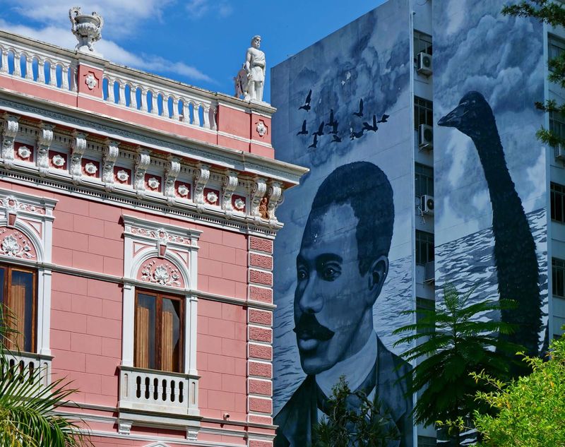The Cruz e Souza Palace, seen from its internal court; Cruz e Souza drawing on the building next to the palace. 