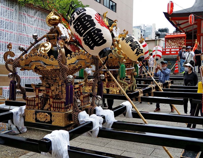 Symbols in the shrine. 