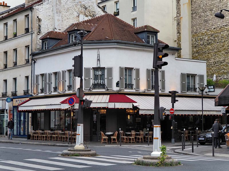 The restaurant  la Tour Eiffel, at the corner of rue Commerce and rue des Intrepreneurs. 