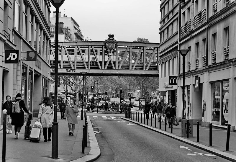 Rue du Commerce; metro line 6 at the end of the street. 