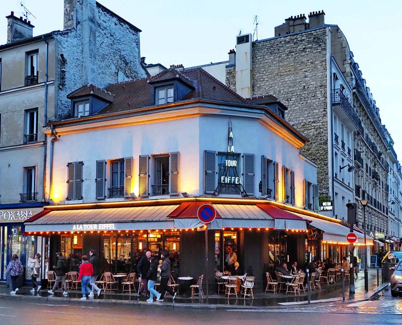 The restaurante  la Tour Eiffel, at evening. 