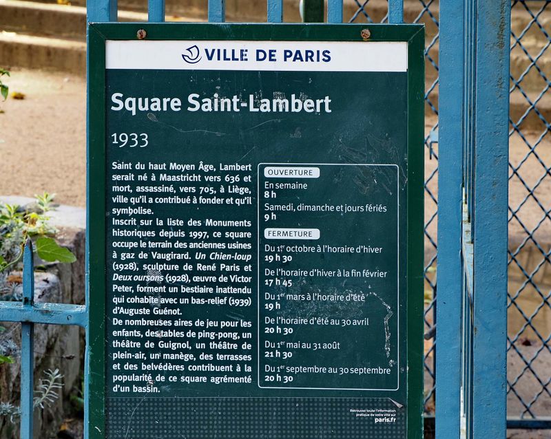 Square Saint-Lambert entrance (historical notes and rules).