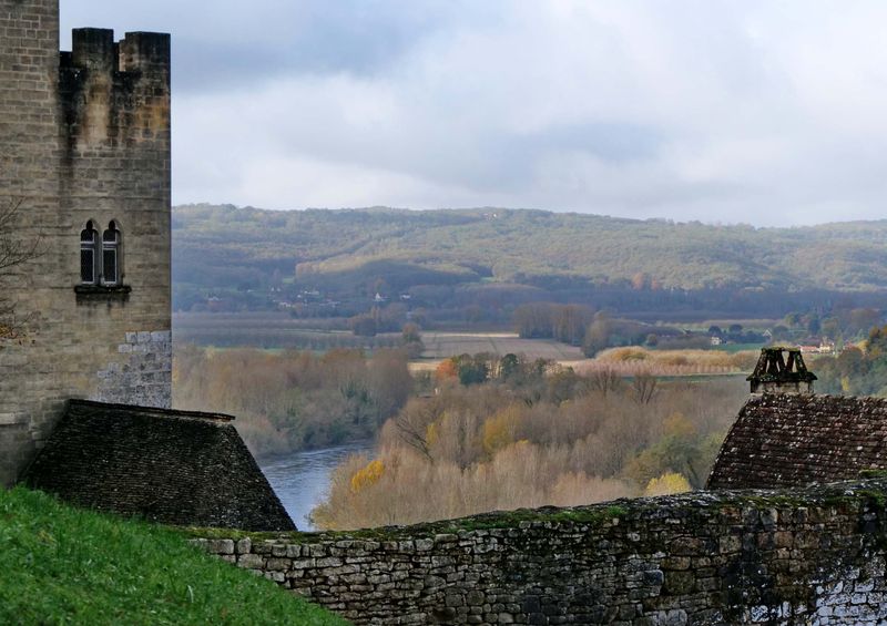 Beynac village and Dordogne river. 