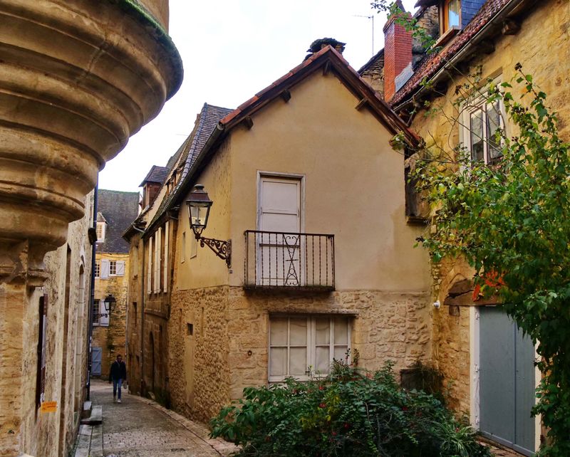 Sarlat and its small streets. 