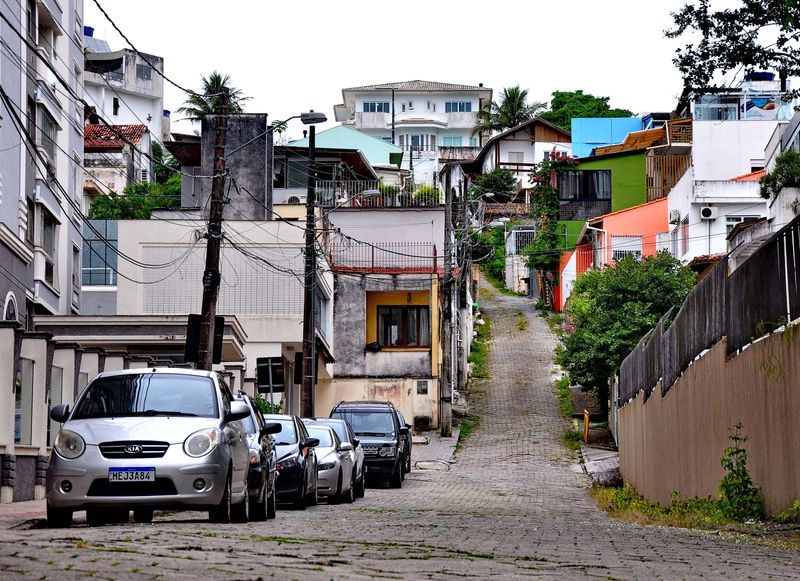 I walked on this street, next to my building (Rua Dr. A. Fausto de Souza) to observe, from close distance, houses and people.