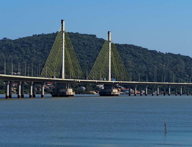 On the way: the Anita Gairibaldi bridge, near Capivari de Baixo. 