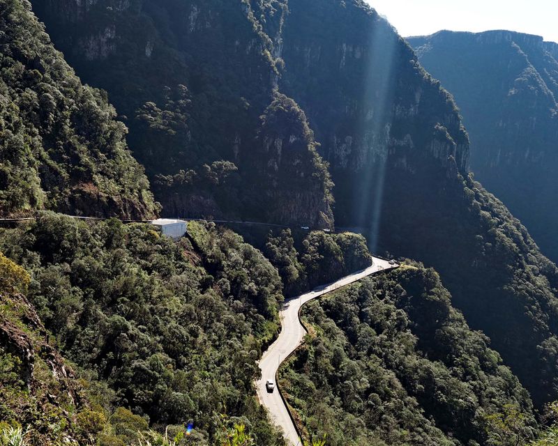 Going down on Serra do Rio do Rastro road. 