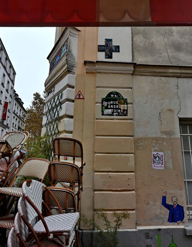 Paris 18me; rue Andr Antoine, arriving rue des Abbesses.