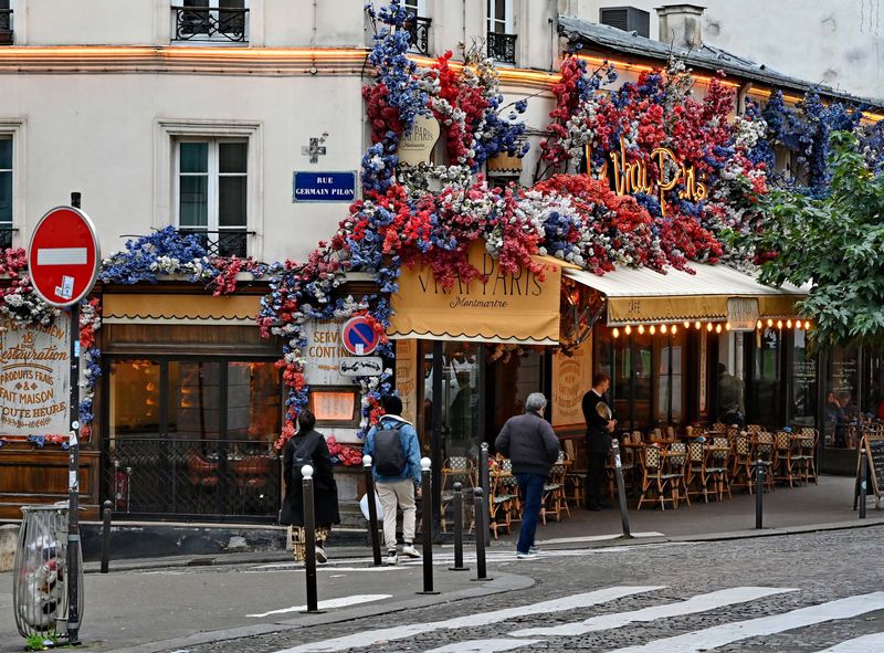 Rue des Abbesses.