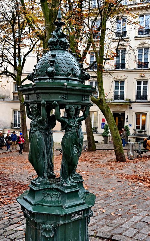 La fontaine Wallace; there are many in Paris. 