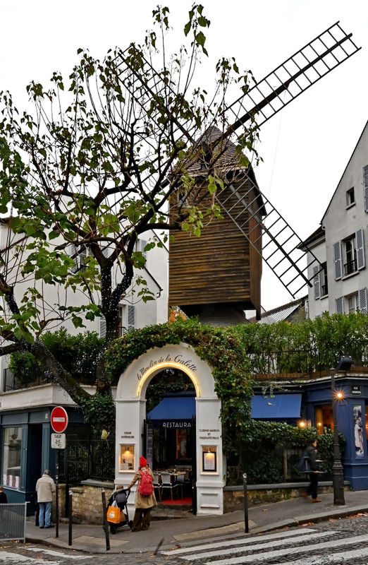 Le moulin de la Galette, rue Lepic.