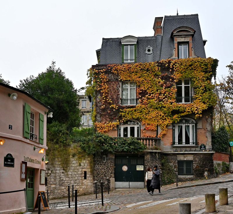 Another nice house at rue des Saules. 
