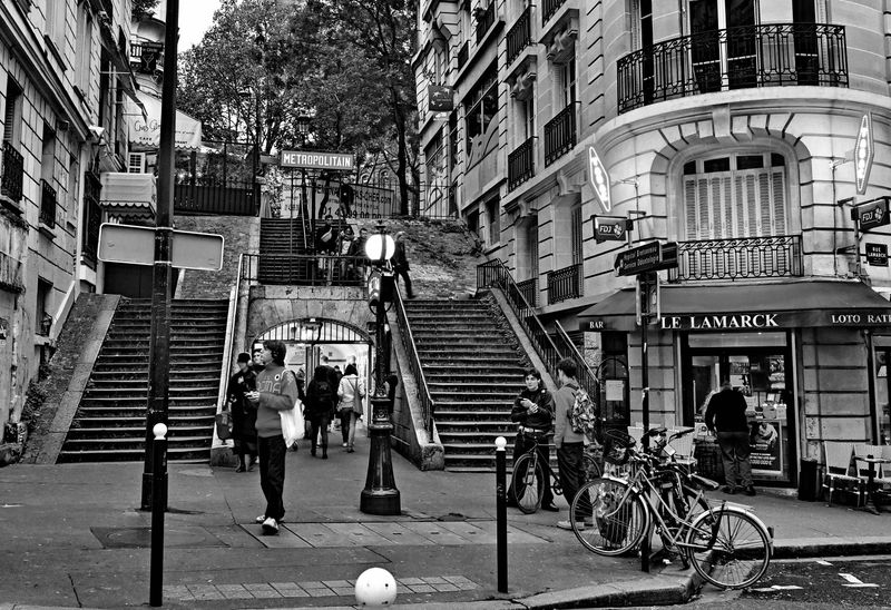 The mtro station Lamarck-Caulaincourt; in my first year in France (1976-77) I used very often this station.