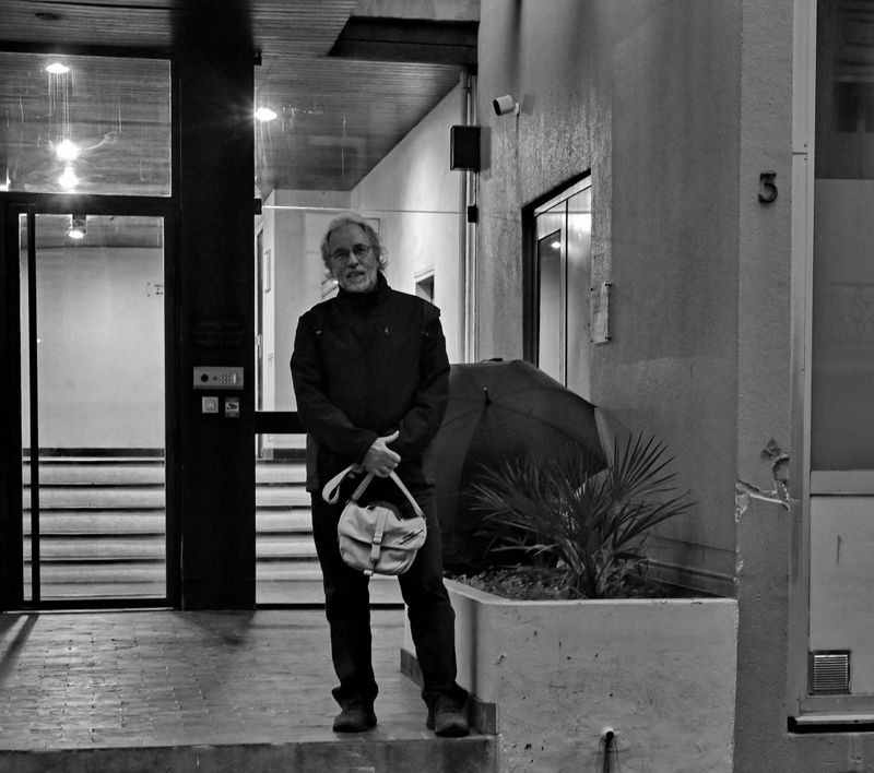 I, in front of this adresse: 3, rue des Cottages (picture by Fahd).