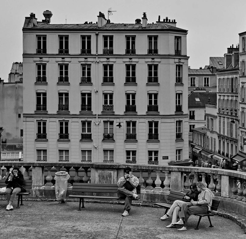 On the garden in front of the Basilique Sacr Coeur.