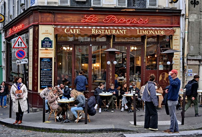 There are some many bars and restaurants of the 18me.
