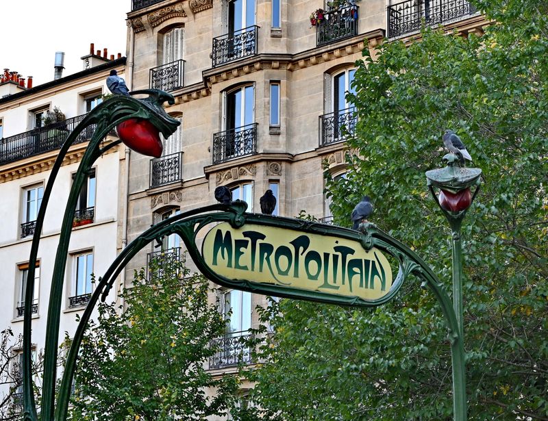 Mnilmontant station; the beautiful art-dco entrance.