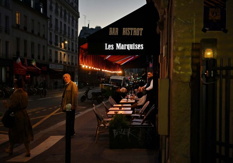 Rue de Mnilmontant. My friend Fahd is waiting me. 