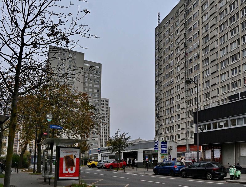 New buildings are frequent in the 20me; here, near mtro Tlgraphe. 