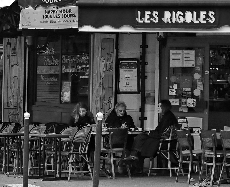 Bar at rue Pyrnes.