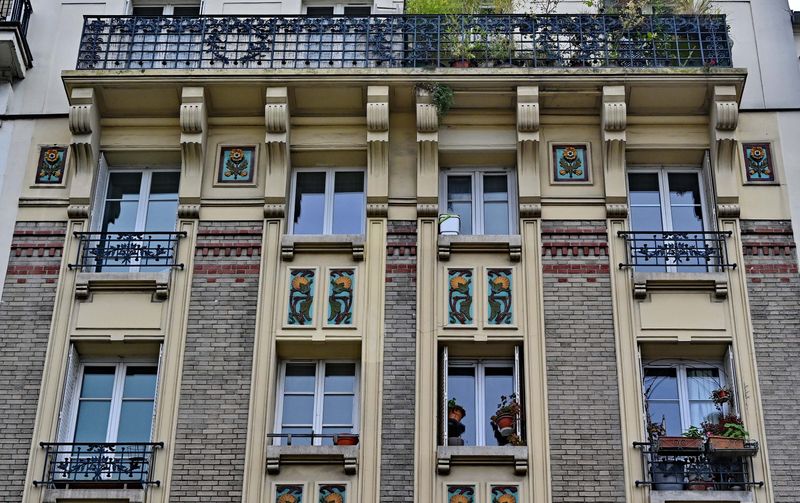 Building detail at rue de Belleville. 