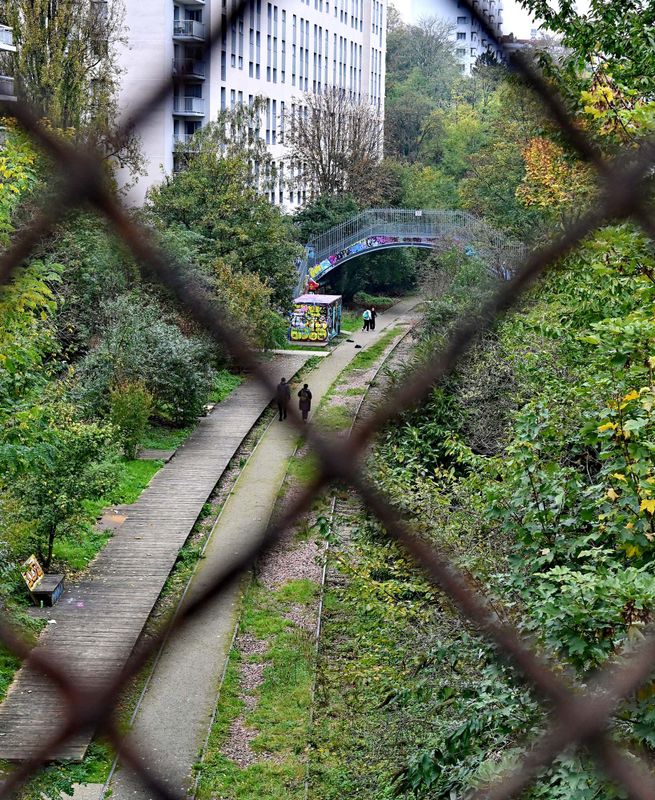 Old desactivated train line which involved Paris.