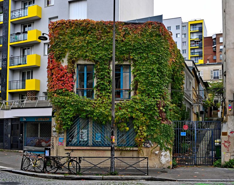 Near rue Piat. 