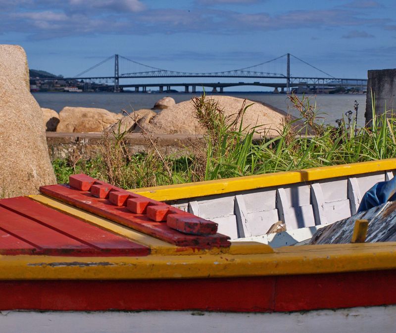 Olympus E-330; the Ponta do Leal; the Herclio Luz bridge in the background. 