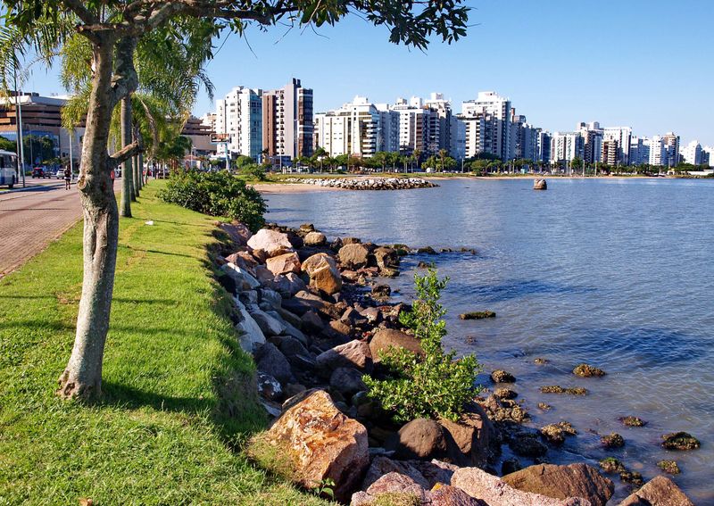 Olympus E-330; the Beira-Mar avenue.