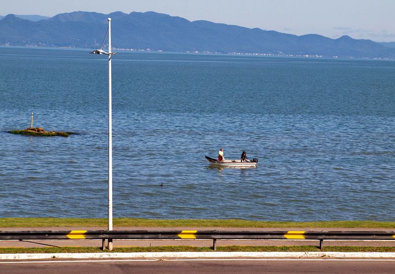 Olympus E-330; the Beira-Mar avenue.
