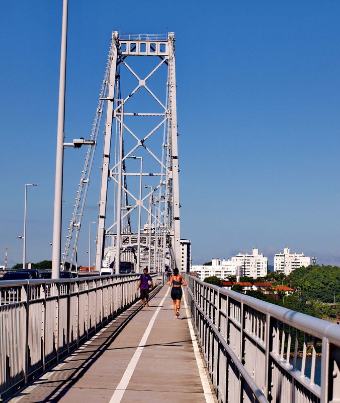 Olympus E-330; the Hercílio Luz bridge.