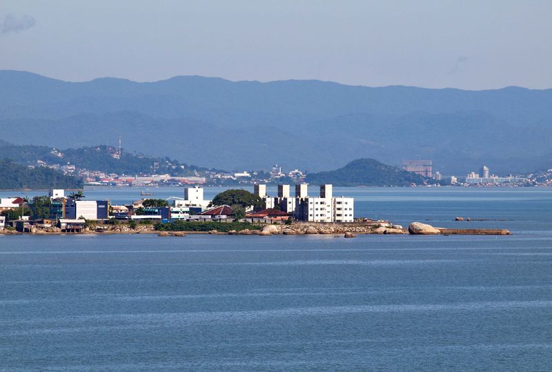 Olympus E-330; the Ponta do Leal; picture taken from the bridge.