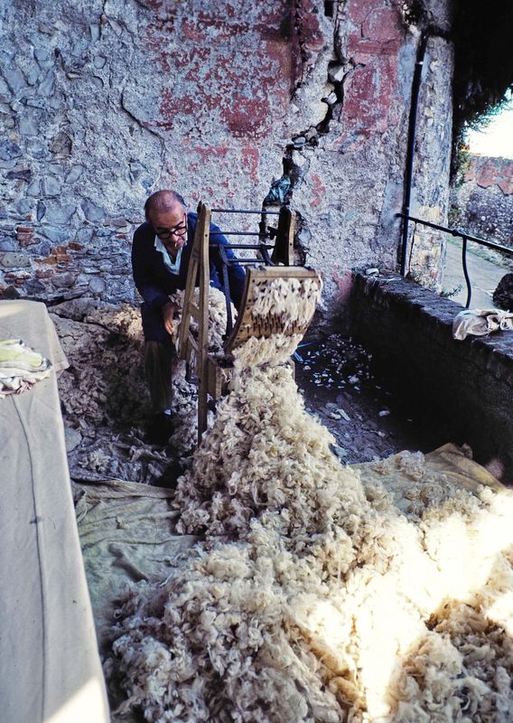 Sainte Marguerite; working on wool weaving.