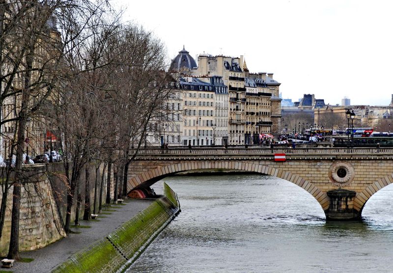 Île Saint-Louis; Pont Louis-Philippe; Île de la cité in the backgound.