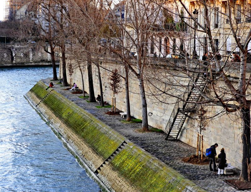 Île Saint-Louis; quai d'Orléans.