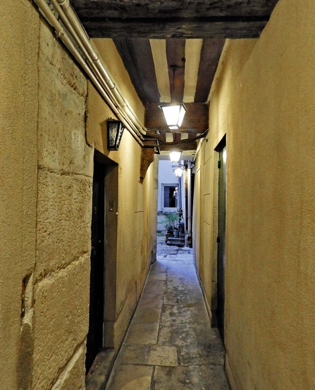 Île Saint-Louis; entrance of our apartment (built in the 17th century).