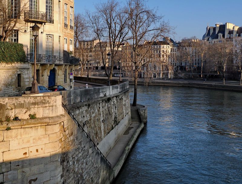 Île Saint-Louis; Quai d'Anjou.