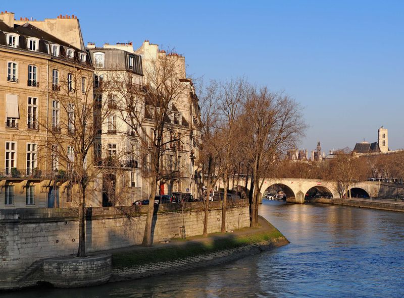 Île Saint-Louis; Quai d'Anjou.