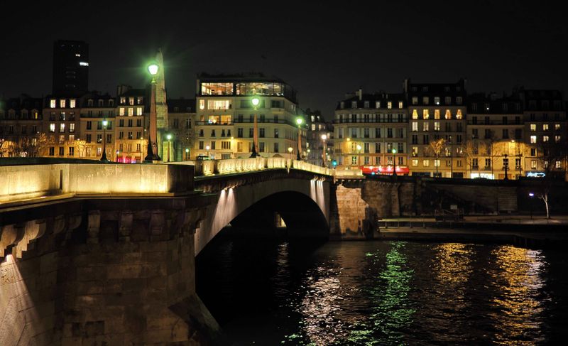 Pont de la Tournelle; the famous restaurant Tour d'Argent is on the top of the building at the left of the bridge. 