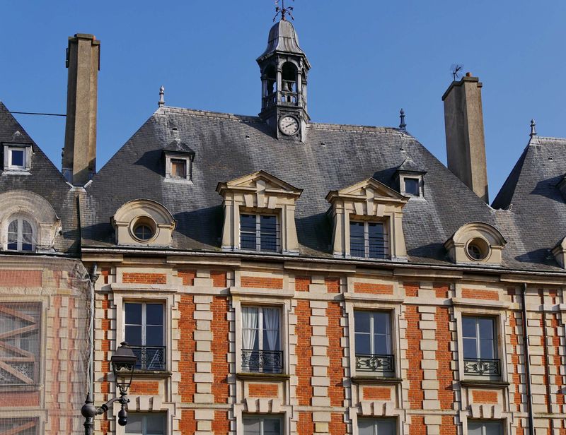 Le Marais; buildings at Place des Vosges.