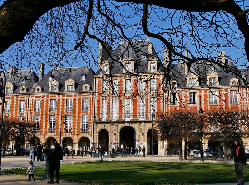 Le Marais; Place des Vosges.