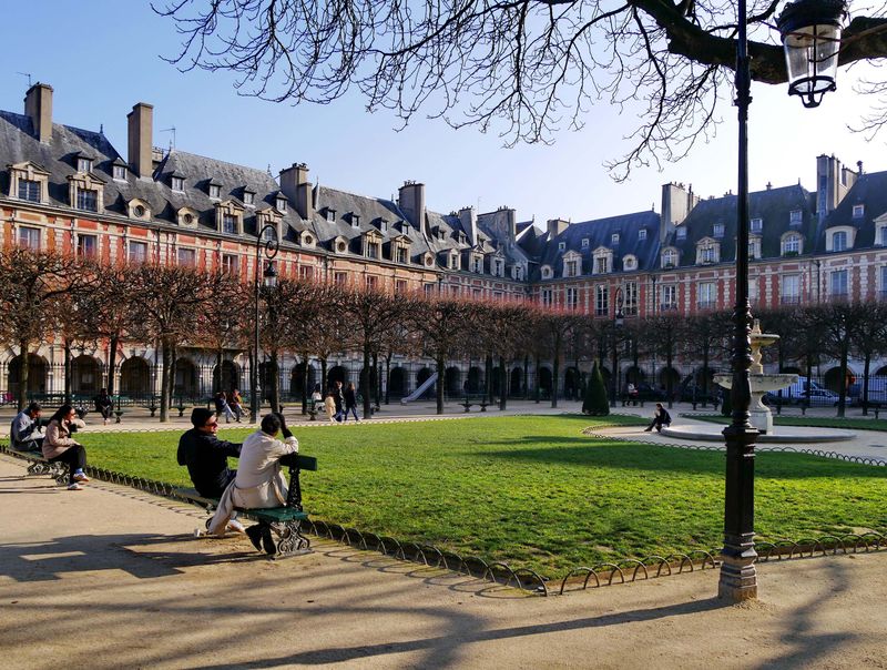 Le Marais; Place des Vosges.