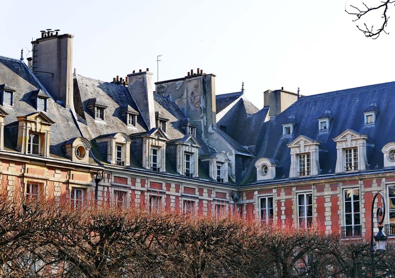 Le Marais; Place des Vosges.
