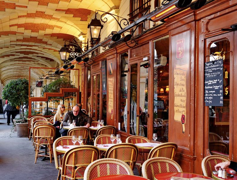 Place des Vosges, the Ma Bourgogne restaurant.