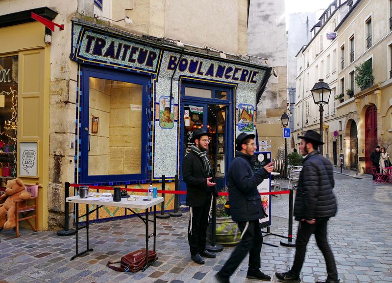 Le Marais; the jewish area at Rue des Rosiers.