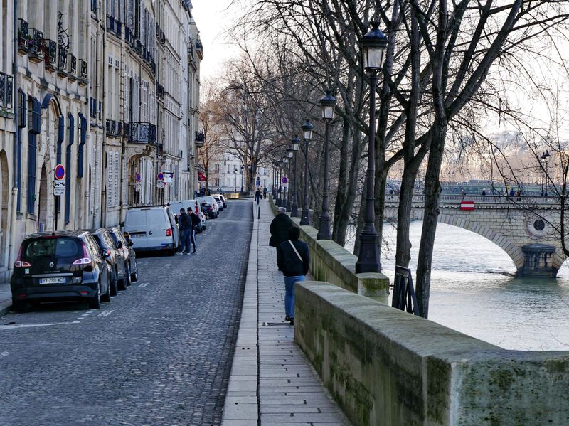 Île Saint-Louis; Quai de Bourbon.