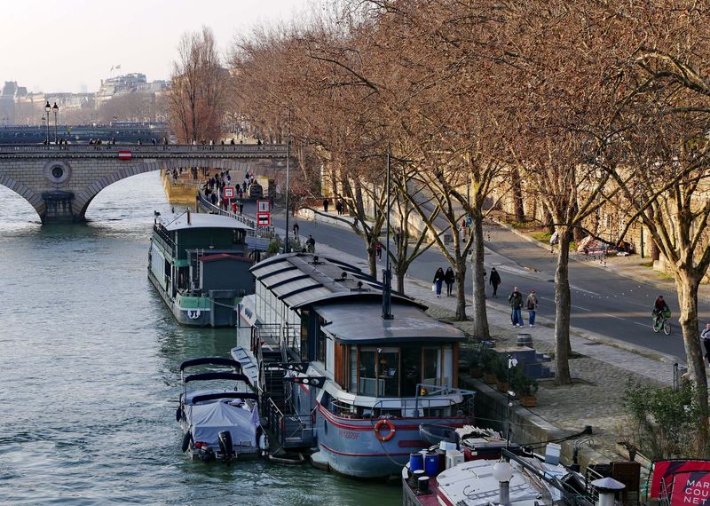 The péniches at Quai de l'Hôtel de Ville.