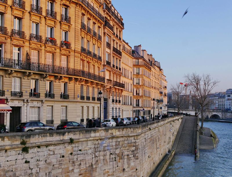 Île Saint-Louis; Quai d'Orléans.